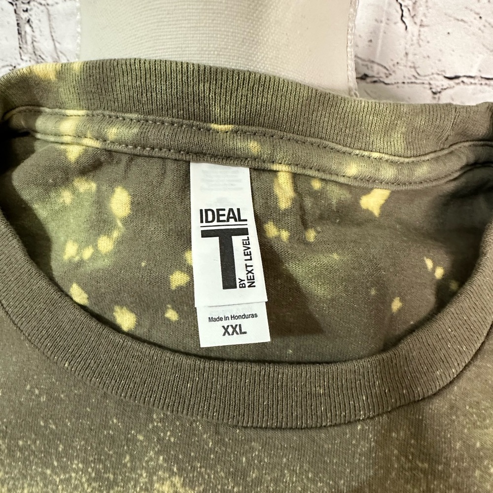 6 clovers graphic bleached t-shirt size 2XL (XXL), unisex sizing. - Picture 4 of 6
